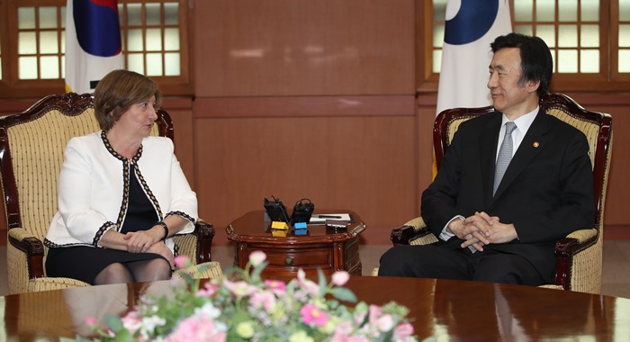 Sylvia Fernandez (left), president of the International Criminal Court (ICC), meets with Minister of Foreign Affairs Yun Byung-se at the Government Complex Seoul on April 4. (Yonhap News)